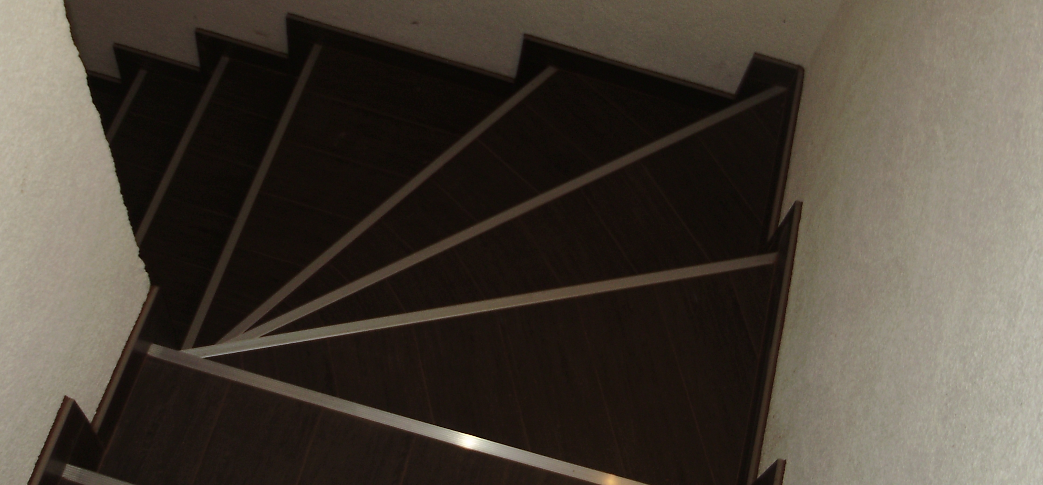 Tamno stubište - elegantna keramika